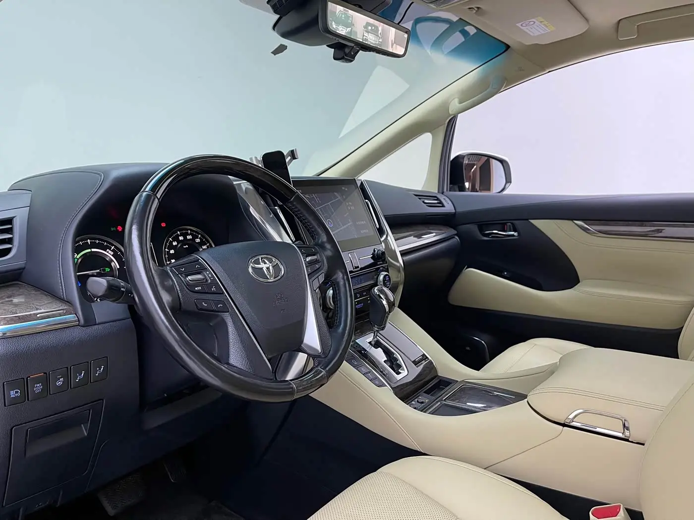 Toyota Vellfire 2021 — Photo 4/13