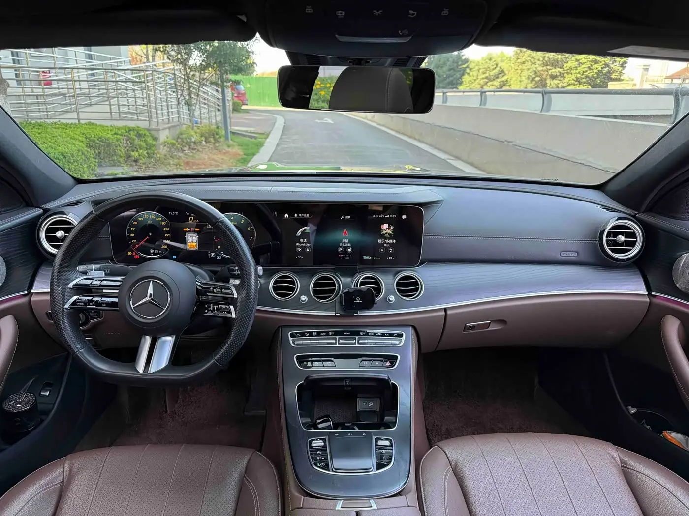 Mercedes-Benz E-Class 2023 — Photo 8/20