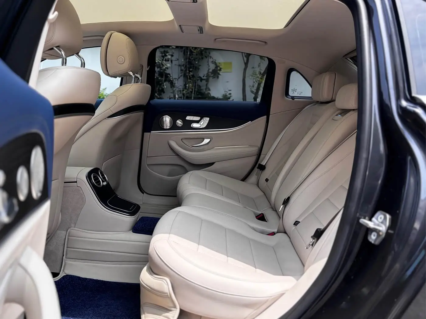 Mercedes-Benz E-Class 2022 — Photo 12/20