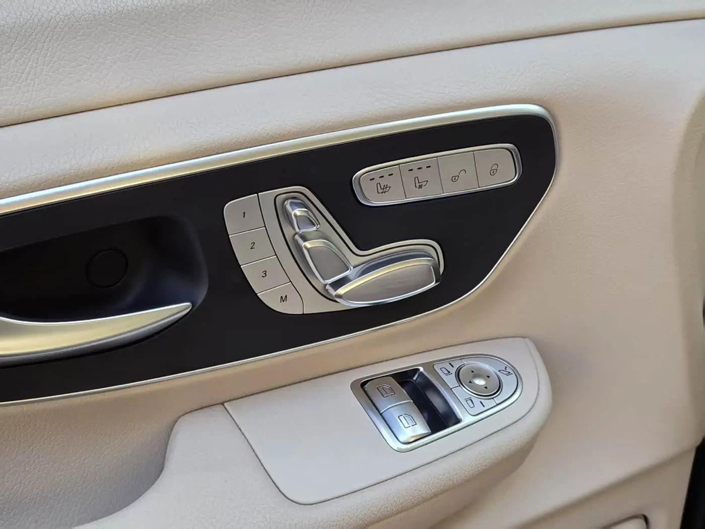 Mercedes-Benz V-Class 2021 — Photo 8/19