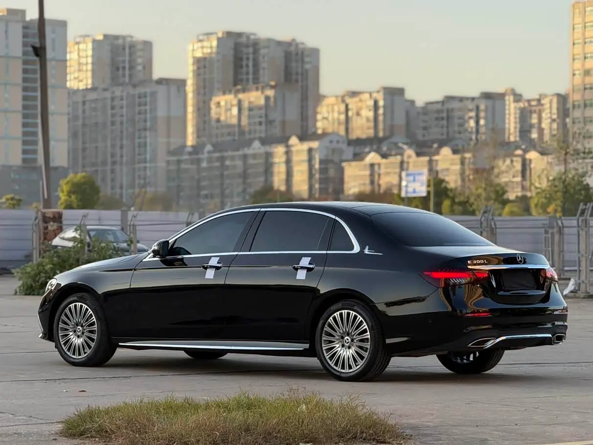 Mercedes-Benz E-Class 2023 — Photo 9/15