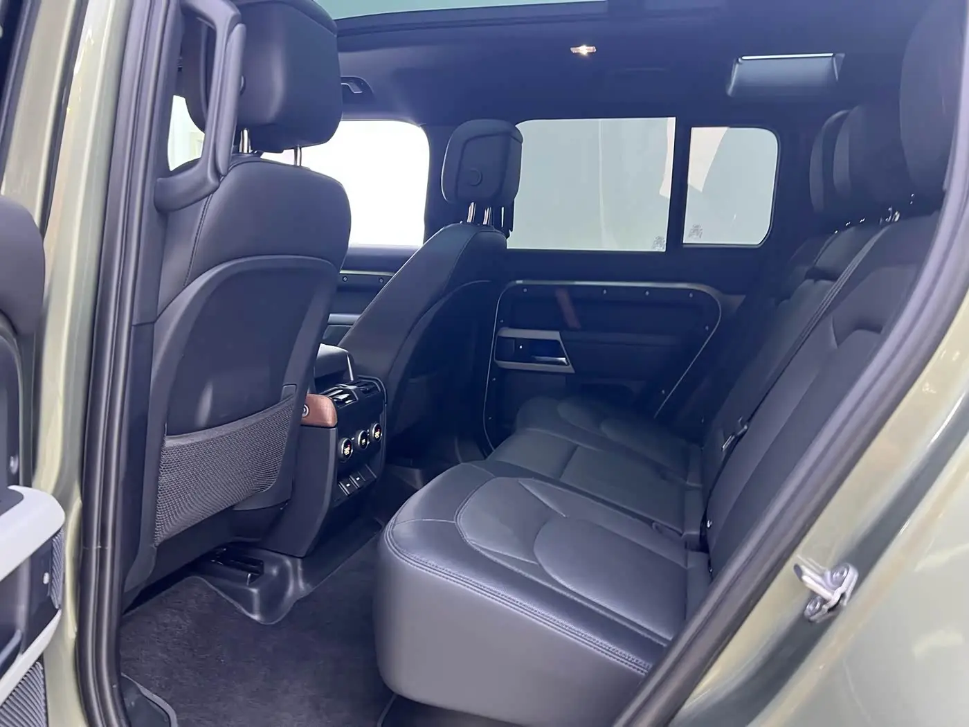 Land Rover Defender 2023 — Photo 18/20