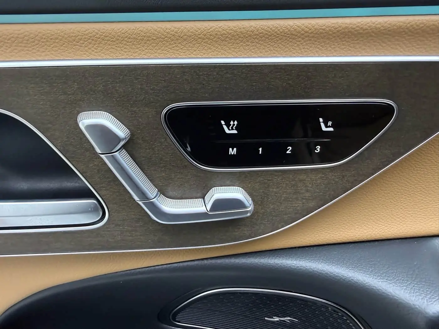 Mercedes-Benz E-Class 2024 — Photo 16/17