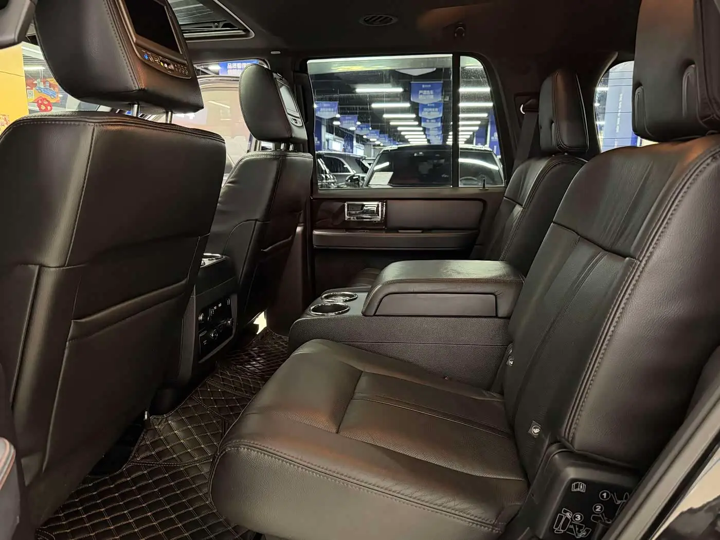 Lincoln Navigator 2017 — Photo 6/20