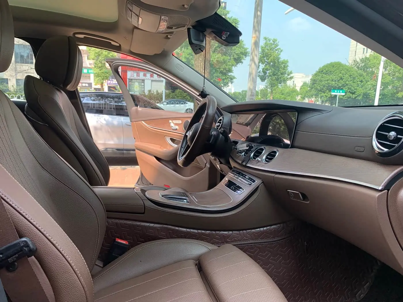 Mercedes-Benz E-Class 2023 — Photo 13/20