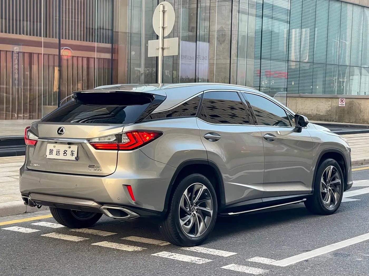 Lexus RX 2018 — Фото 3/20