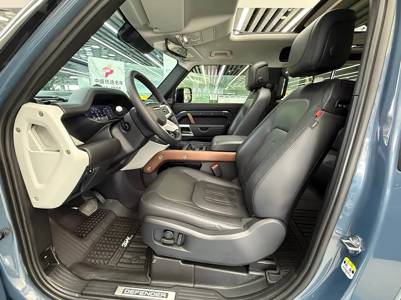 Land Rover Defender 2021 — Photo 16/20
