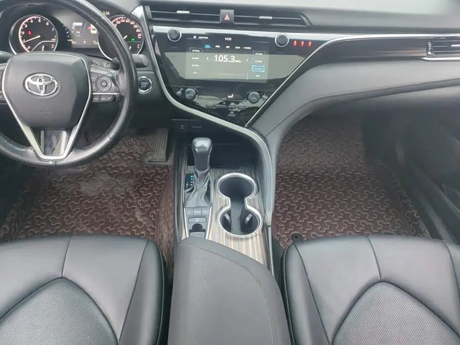 Toyota Camry 2019 — ფოტო 16/16