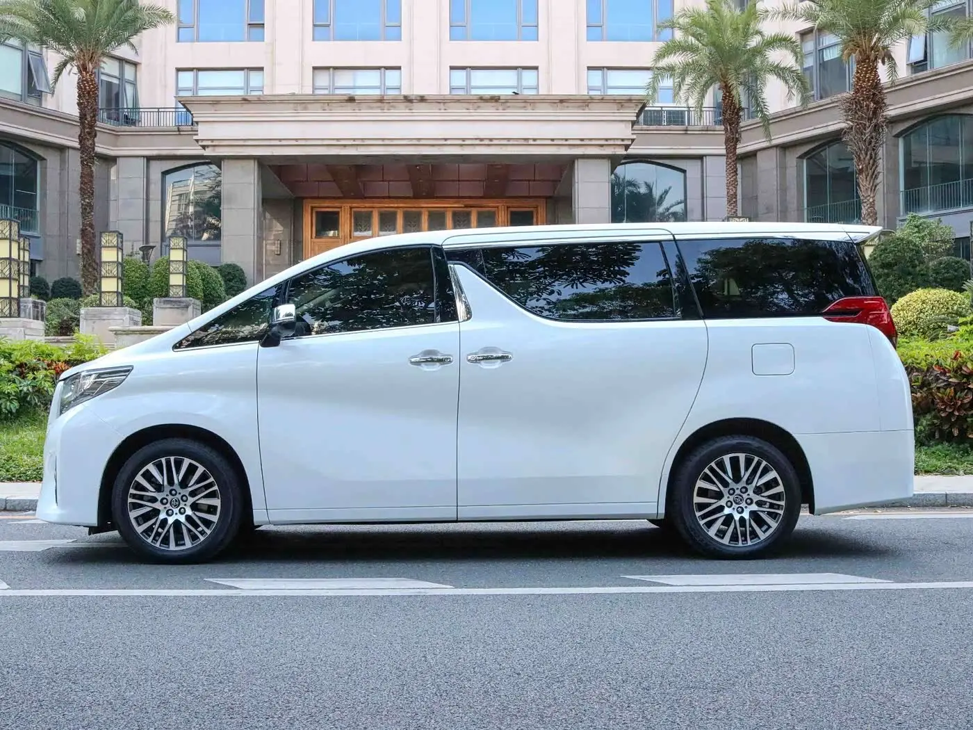 Toyota Alphard 2018 — Photo 13/16
