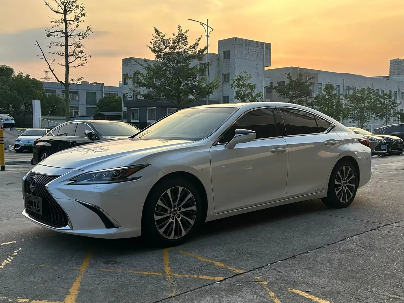 Lexus ES 2021 — Фото 1/9