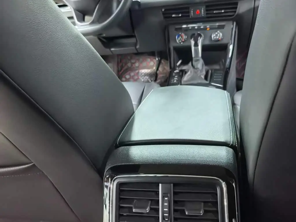 Volkswagen Passat 2023 — Photo 8/10
