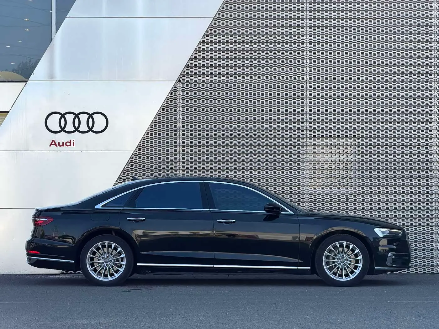 Audi A8 2018 — Photo 3/9