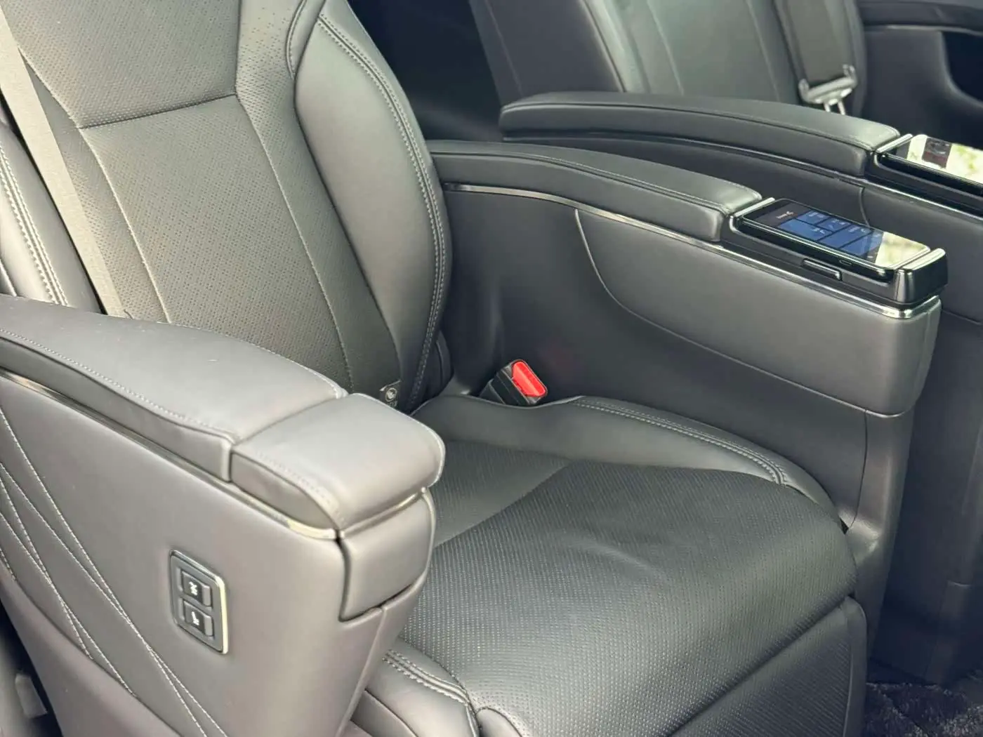 Toyota Vellfire 2023 — Photo 10/18