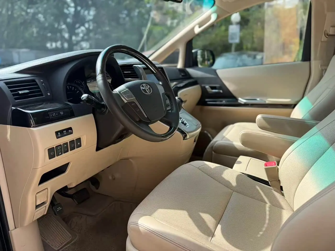 Toyota Alphard 2015 — Photo 4/20