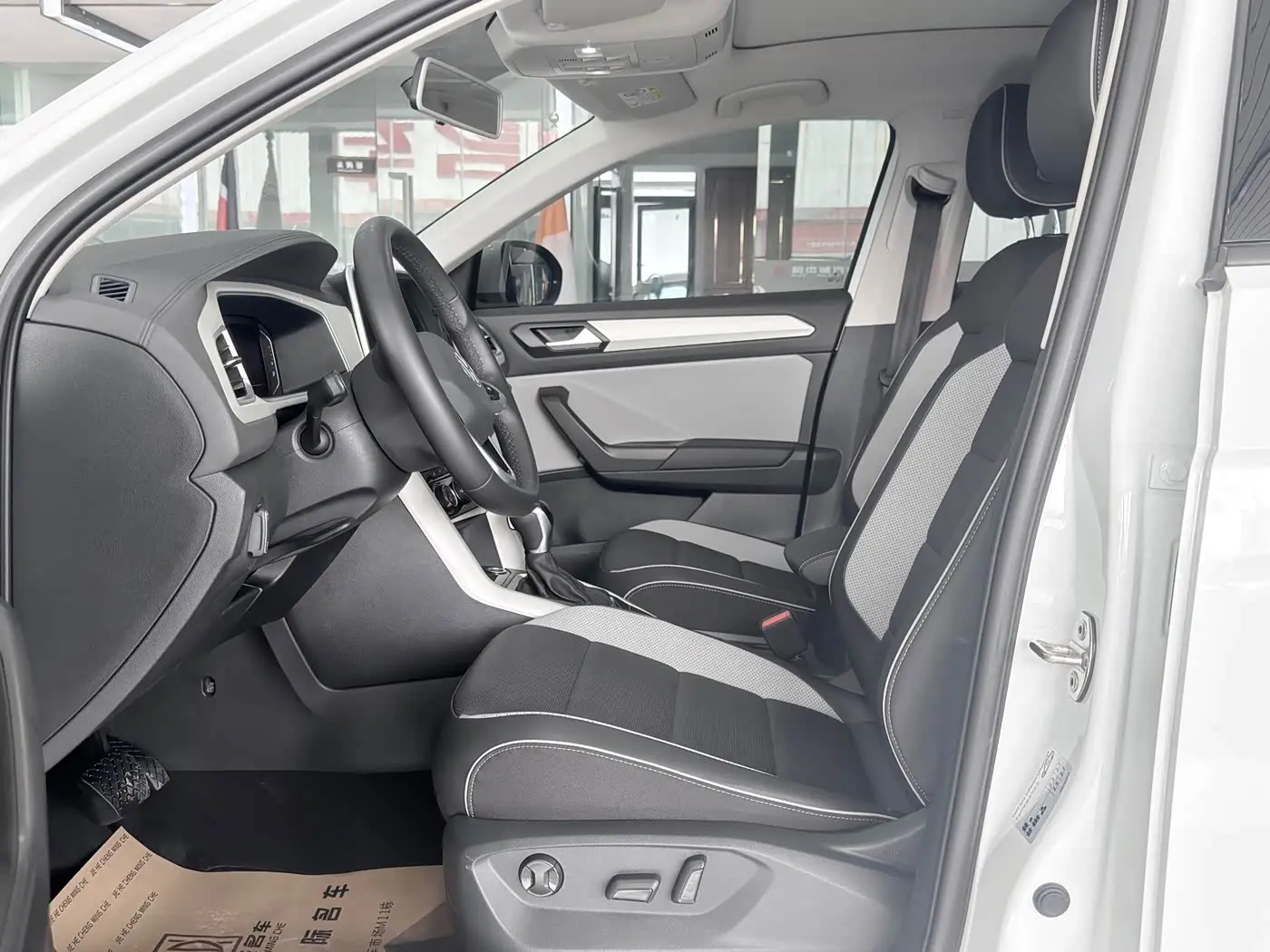 Volkswagen T-ROC 2023 — Photo 4/16