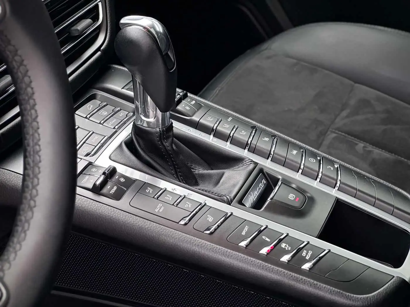 Porsche Macan 2019 — Photo 16/17