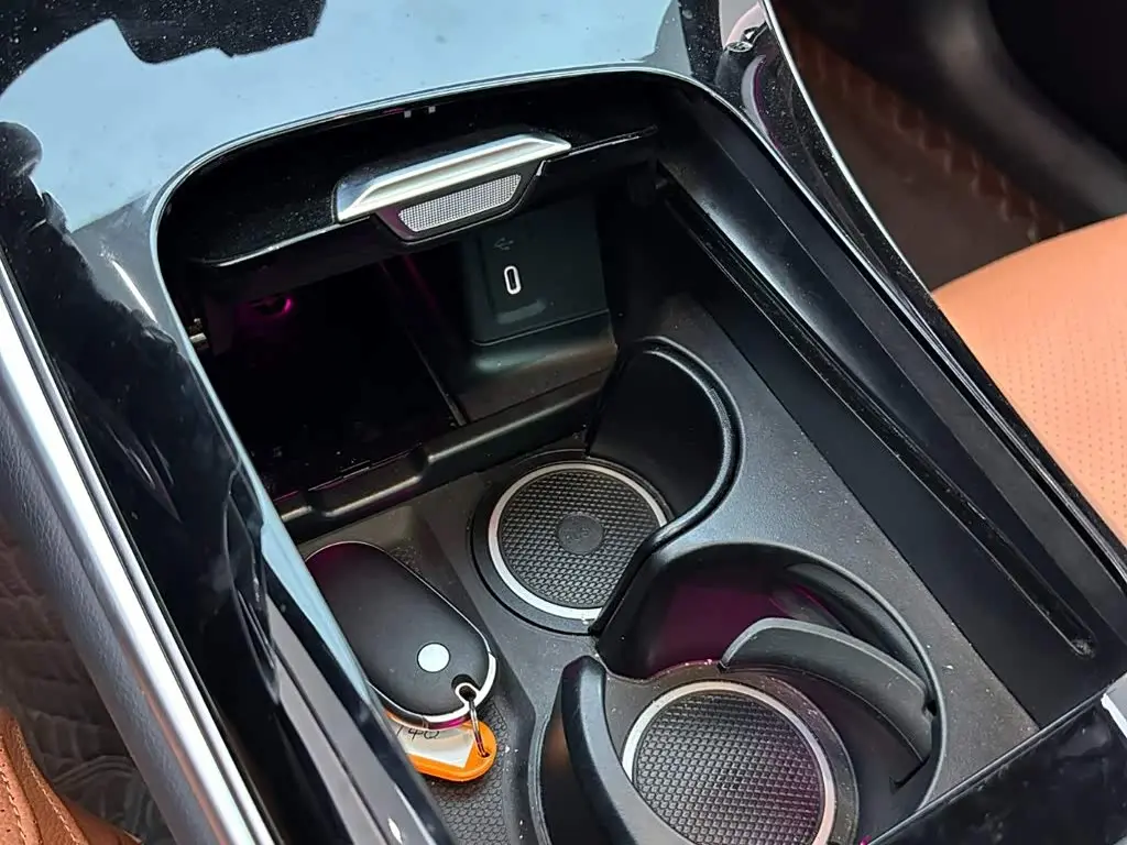 Mercedes-Benz GLC 2023 — Photo 16/16