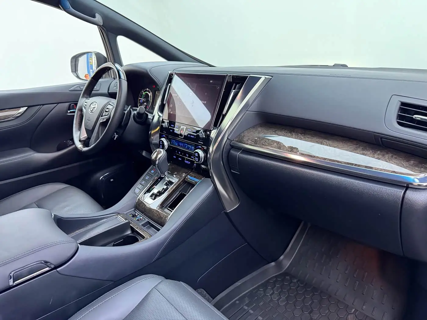 Toyota Vellfire 2022 — Photo 8/16