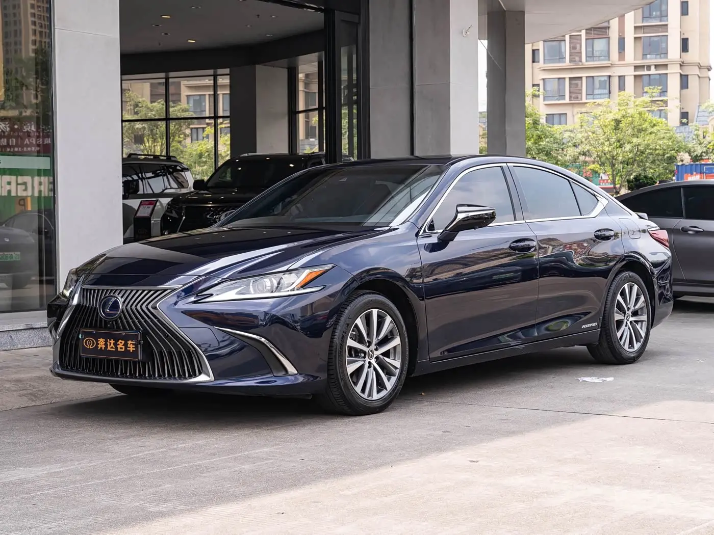 Lexus ES 2020 — Фото 1/20