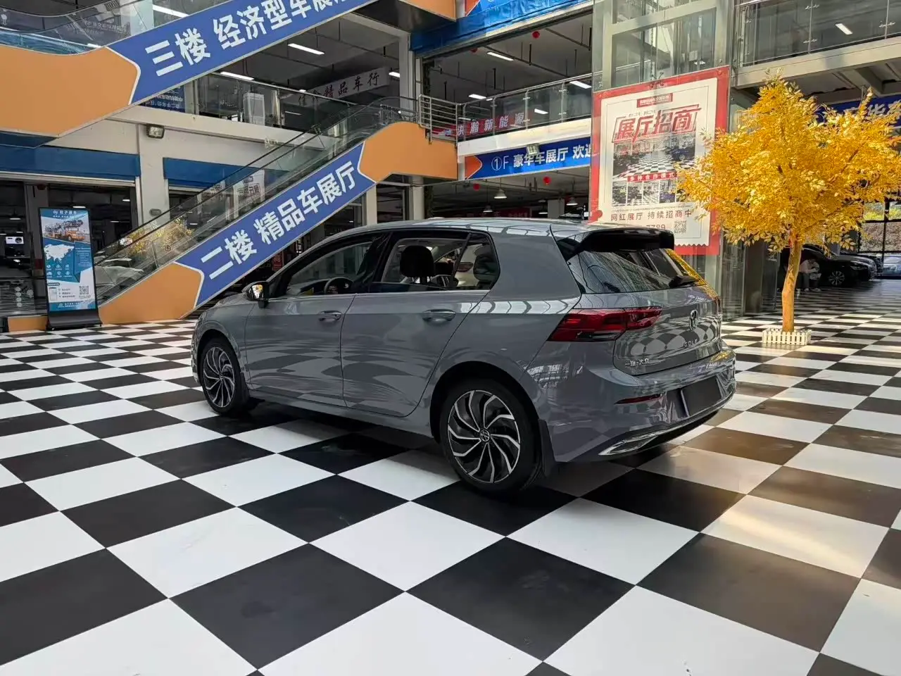 Volkswagen Golf 2023 — Photo 7/12