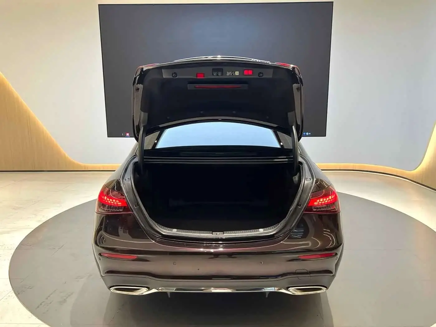 Mercedes-Benz E-Class 2023 — Photo 9/9