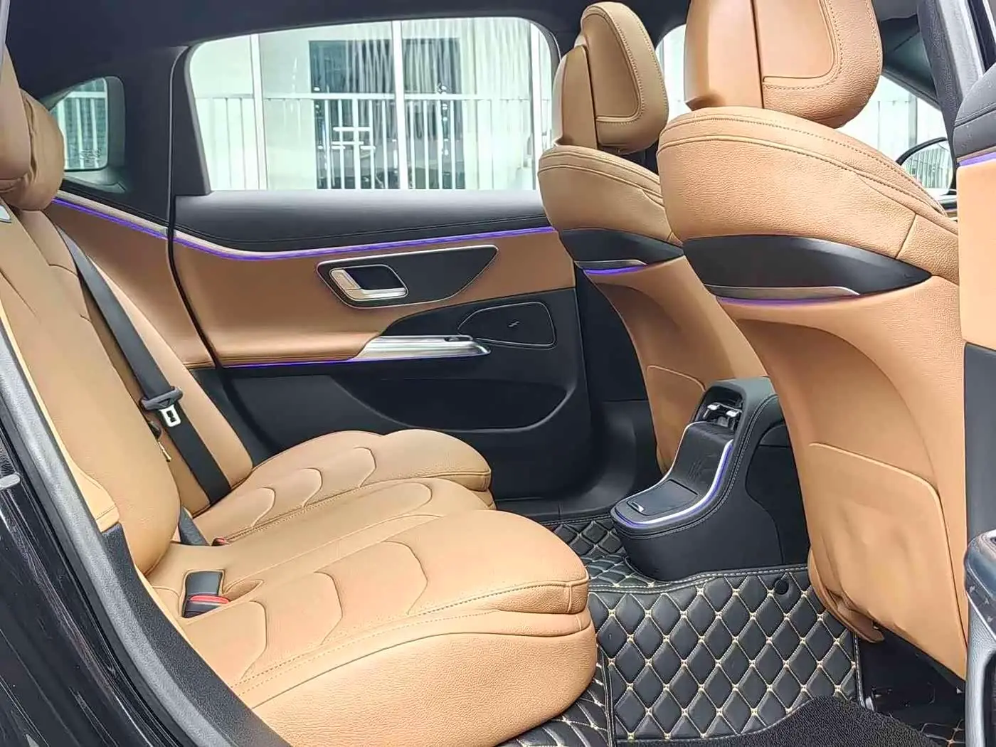 Mercedes-Benz E-Class 2023 — Photo 7/11