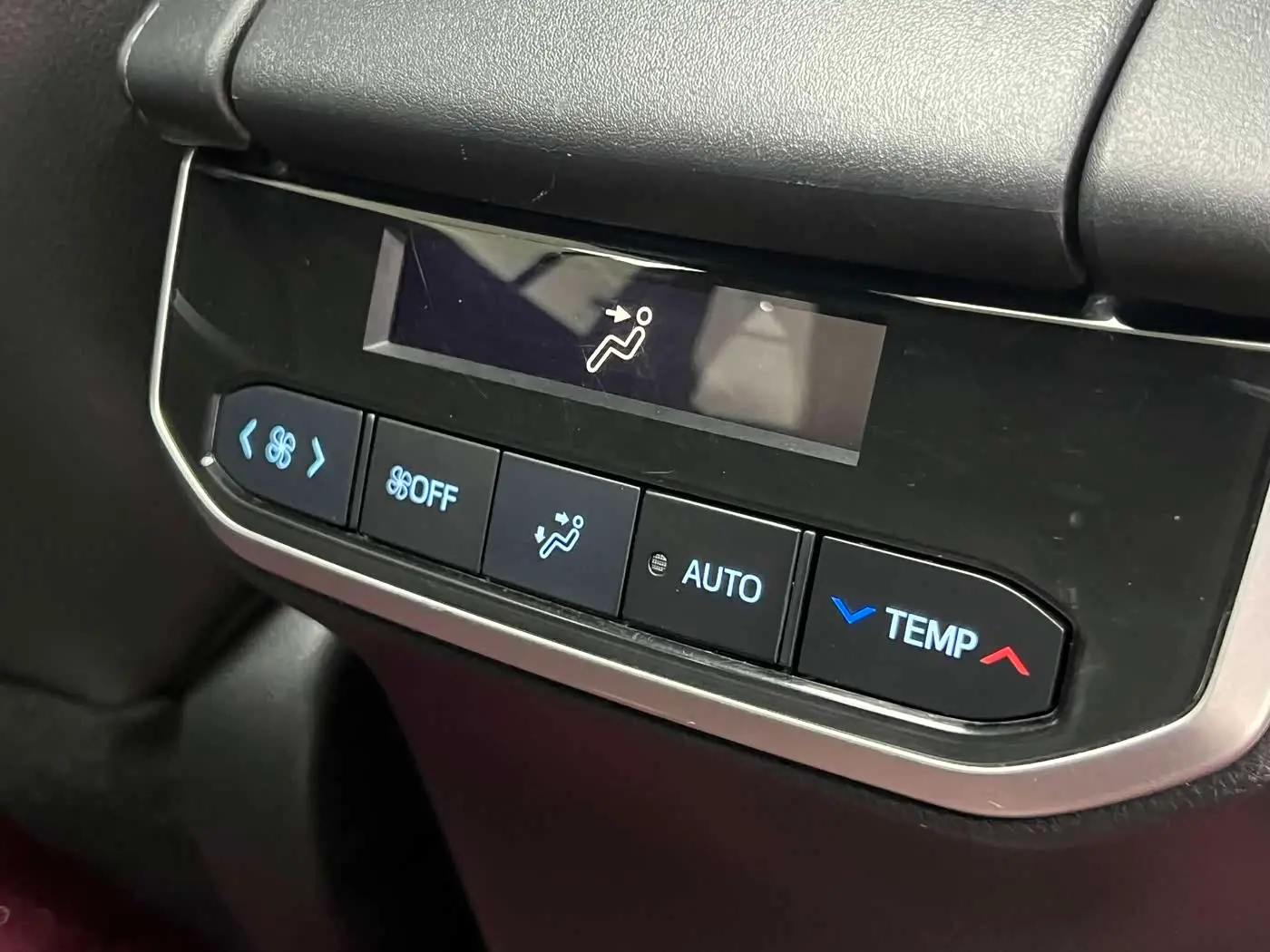 Toyota Crown Kluger 2023 — Photo 18/19