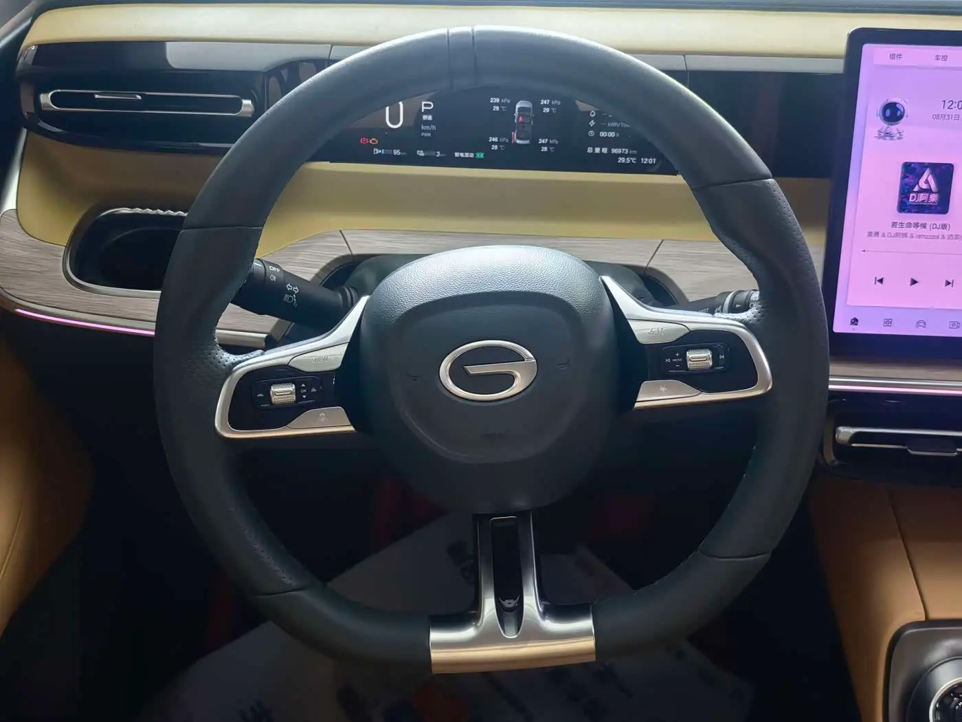 GAC Trumpchi Trumpchi E8 NEV 2024 — Photo 9/14