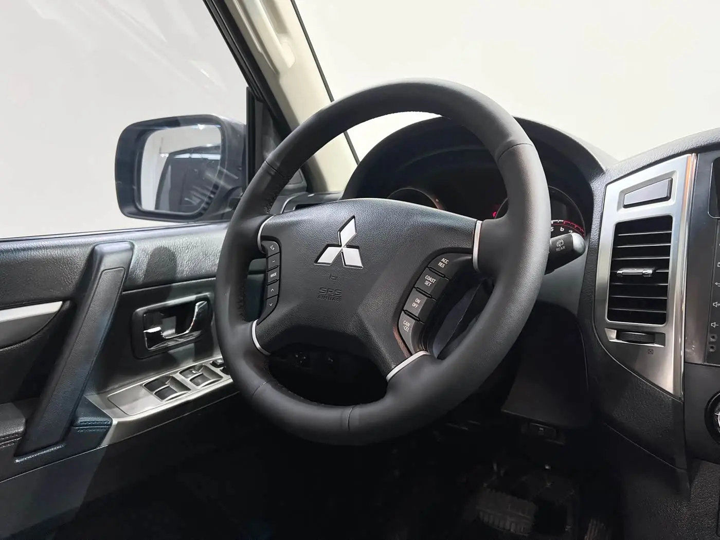 Mitsubishi Pajero 2018 — Photo 12/20