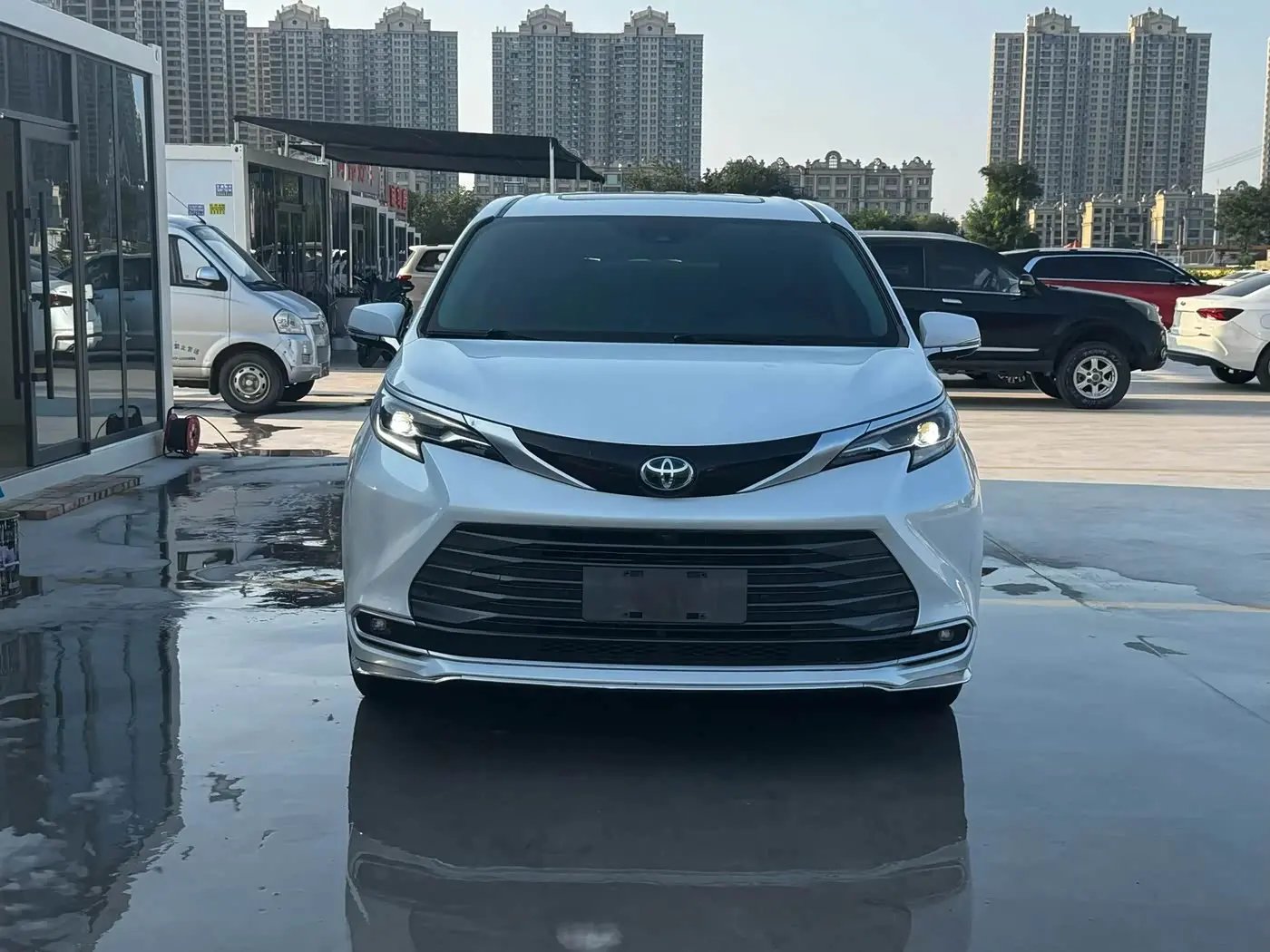 Toyota Sienna 2023 — Фото 2/7