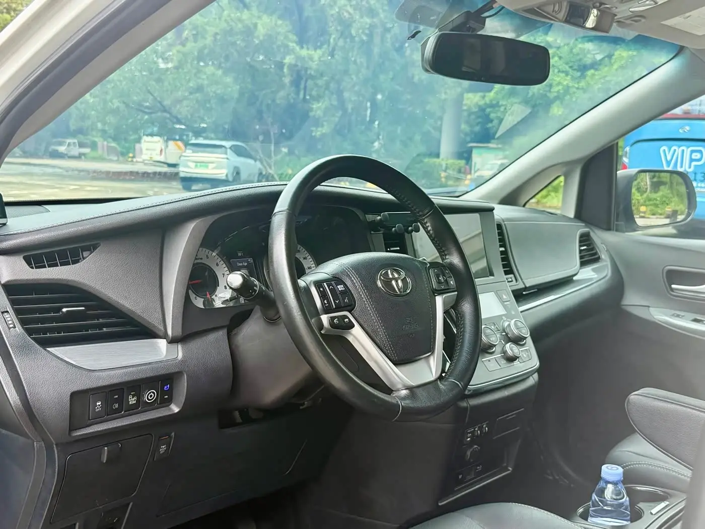 Toyota Sienna 2017 — Photo 7/19