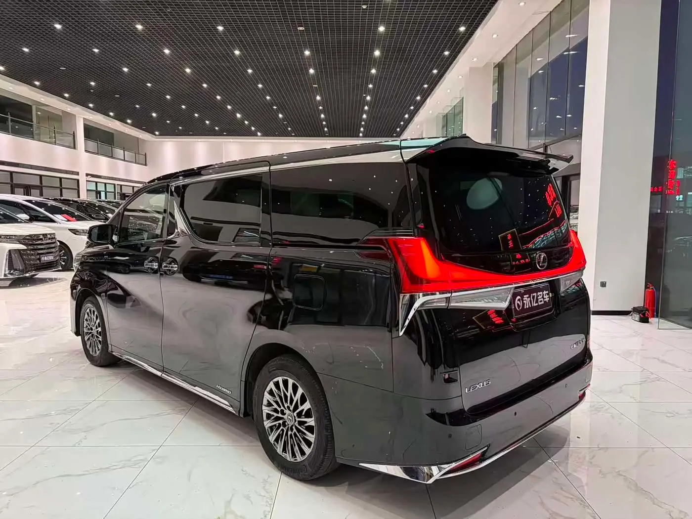 Lexus LM 2021 — Photo 13/16