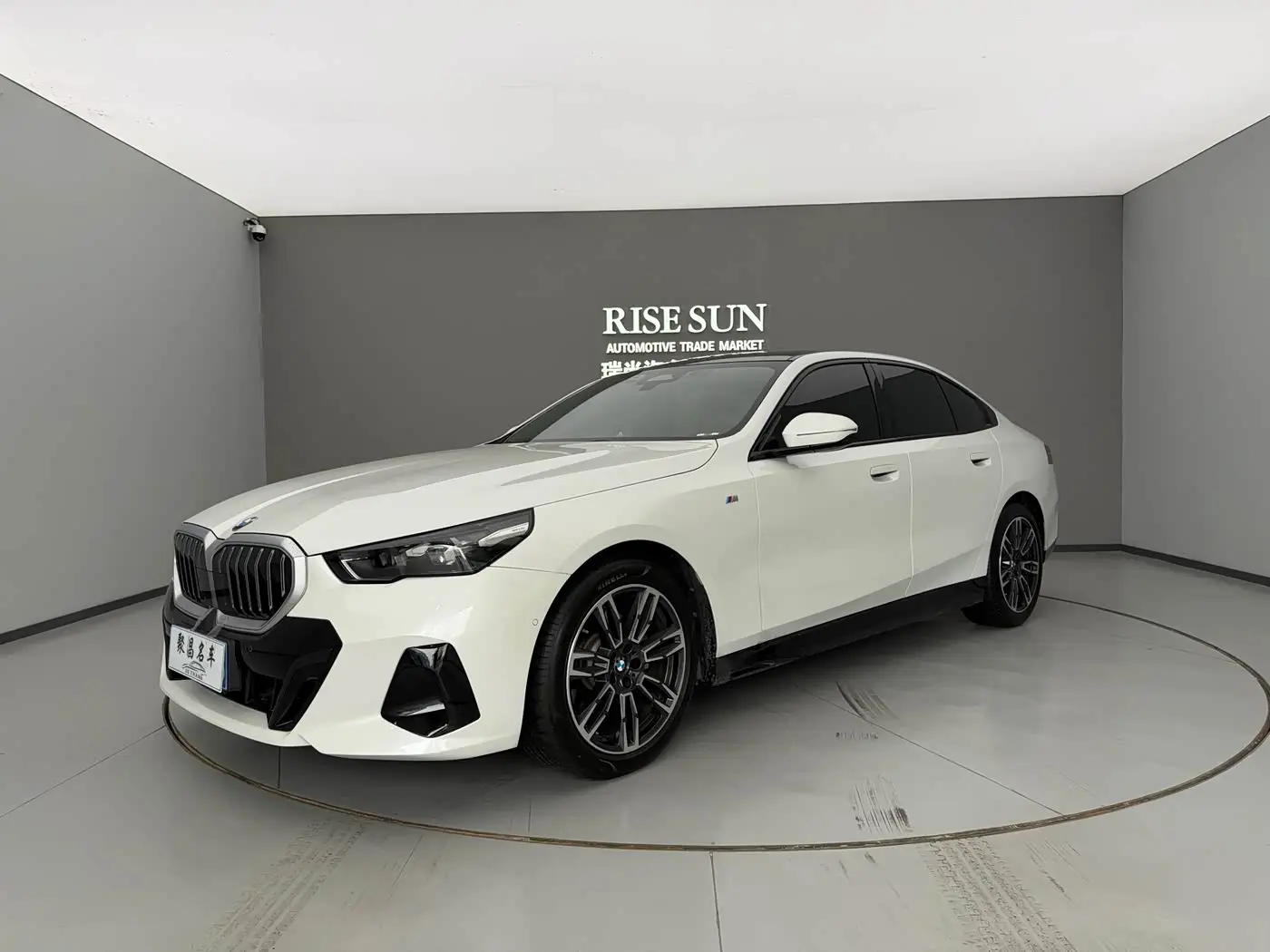 BMW 5 Series 2024 — Photo 1/14