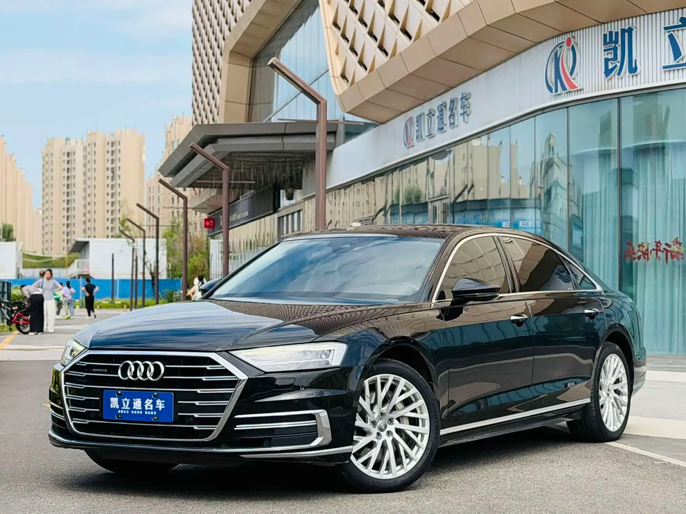 Audi A8 2018 — Şəkil 1/14