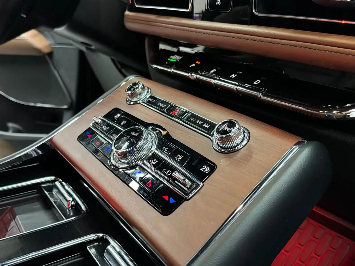 Lincoln Aviator 2021 — ფოტო 7/18