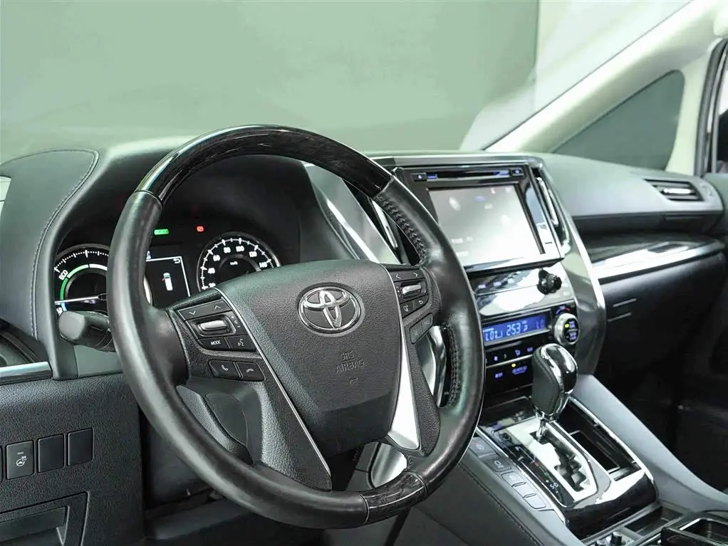 Toyota Vellfire 2020 — Photo 7/20