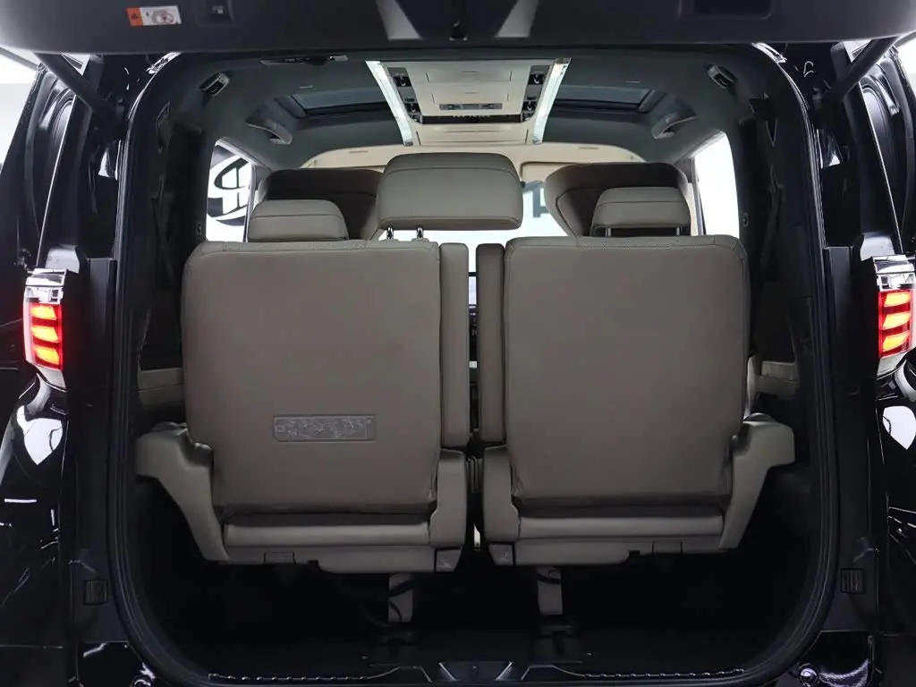 Toyota Alphard 2023 — Photo 9/20