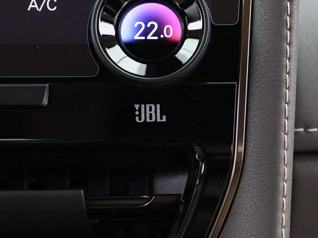 Toyota Alphard 2023 — Photo 19/20