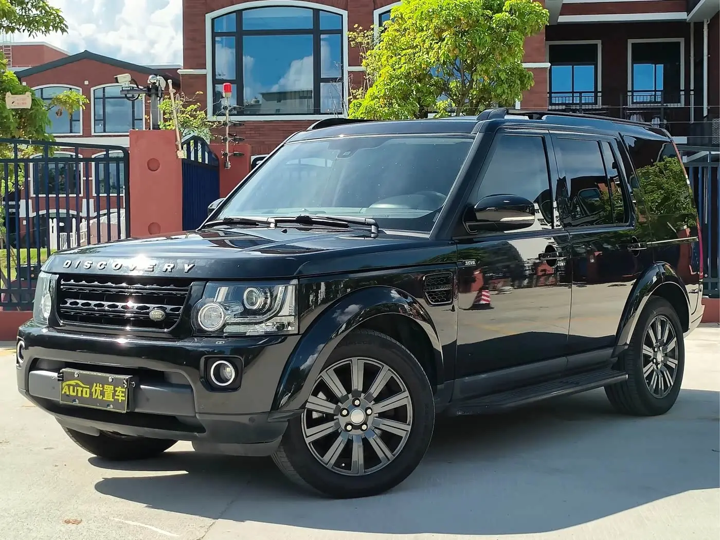 Land Rover Discovery 2015 — Photo 1/13