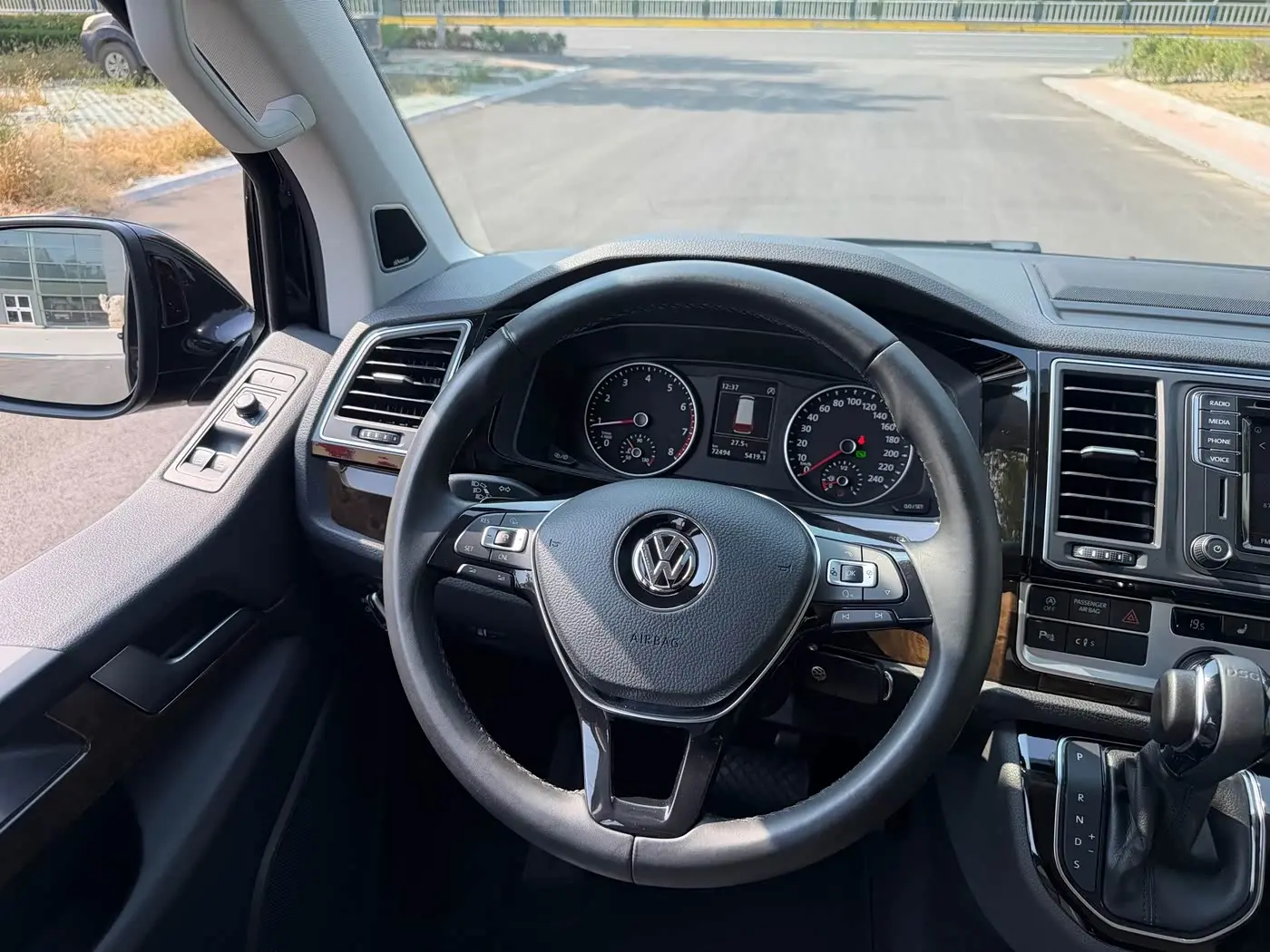 Volkswagen Multivan 2017 — Photo 18/20