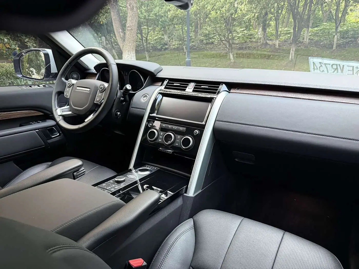 Land Rover Discovery 2017 — Photo 7/10