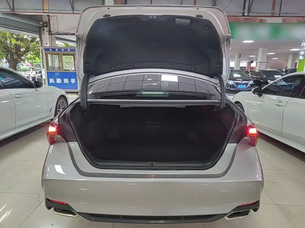 Toyota Avalon 2019 — Photo 19/20