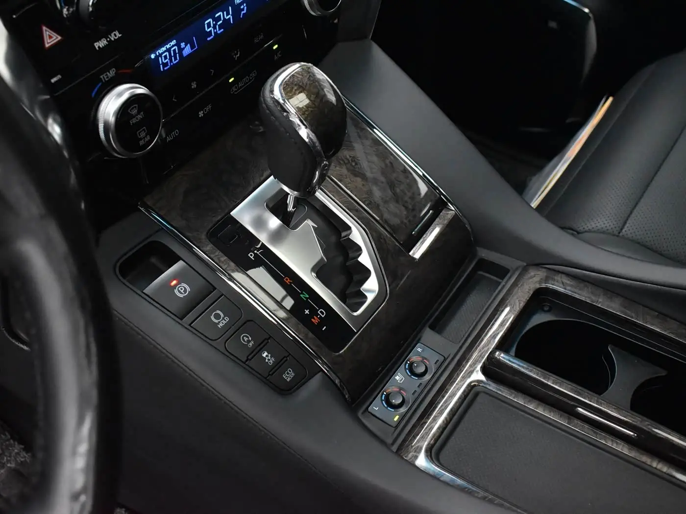 Toyota Alphard 2018 — Photo 12/20