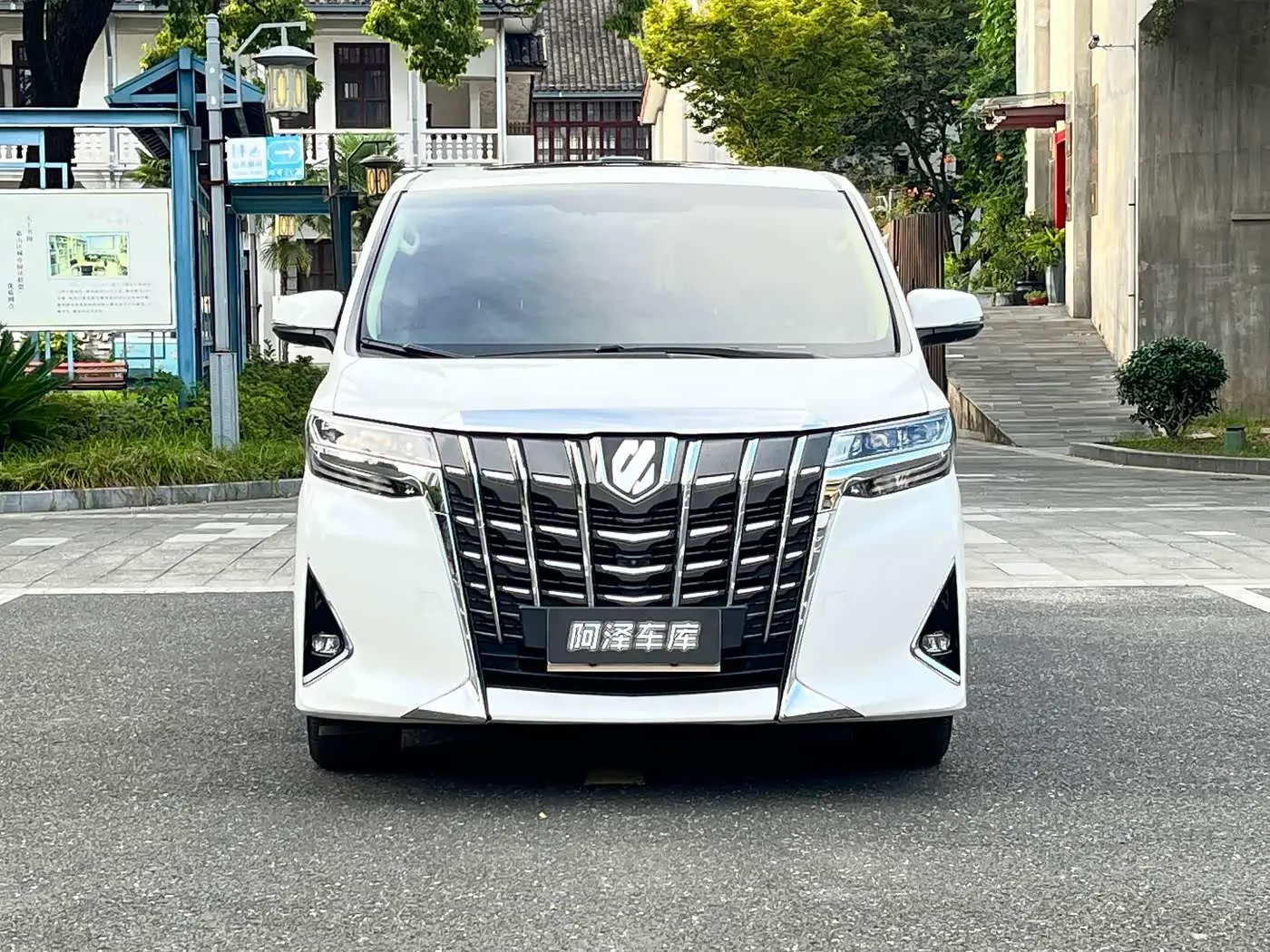 Toyota Alphard 2019 — Photo 2/13