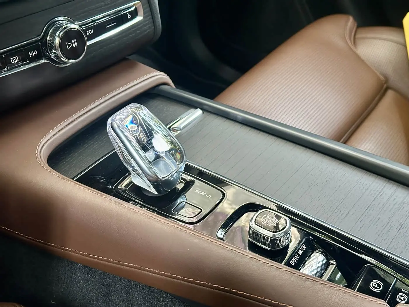 Volvo XC90 2021 — Фото 16/20