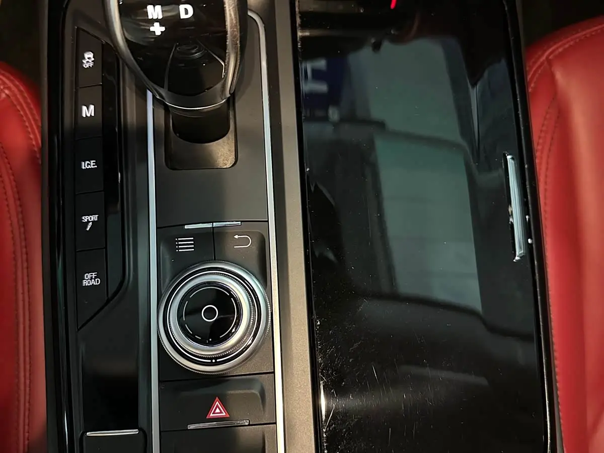 Maserati Levante 2018 — Фото 10/12