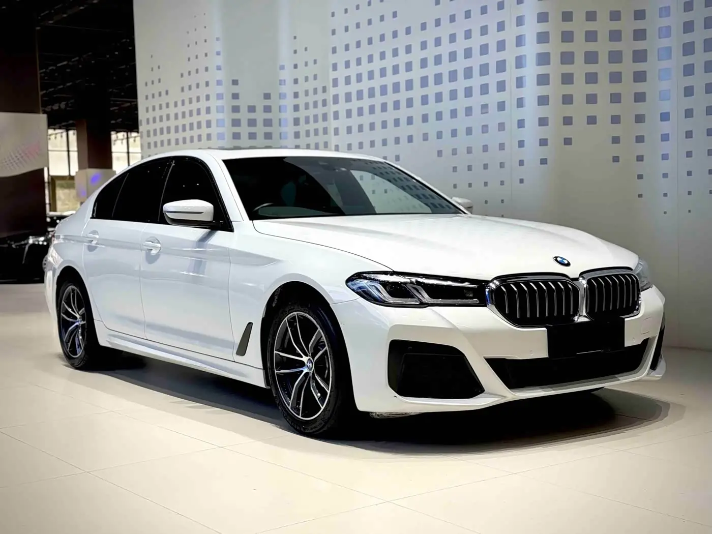 BMW 5 Series 2023 — Photo 3/18