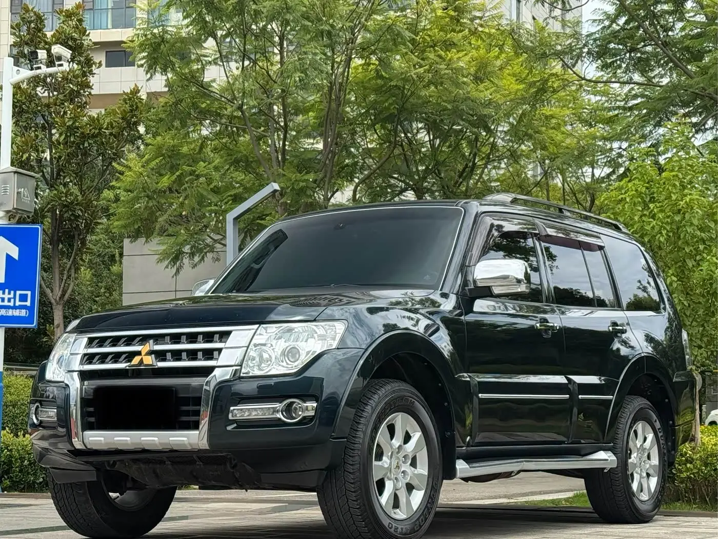 Mitsubishi Pajero 2015 — Photo 1/20