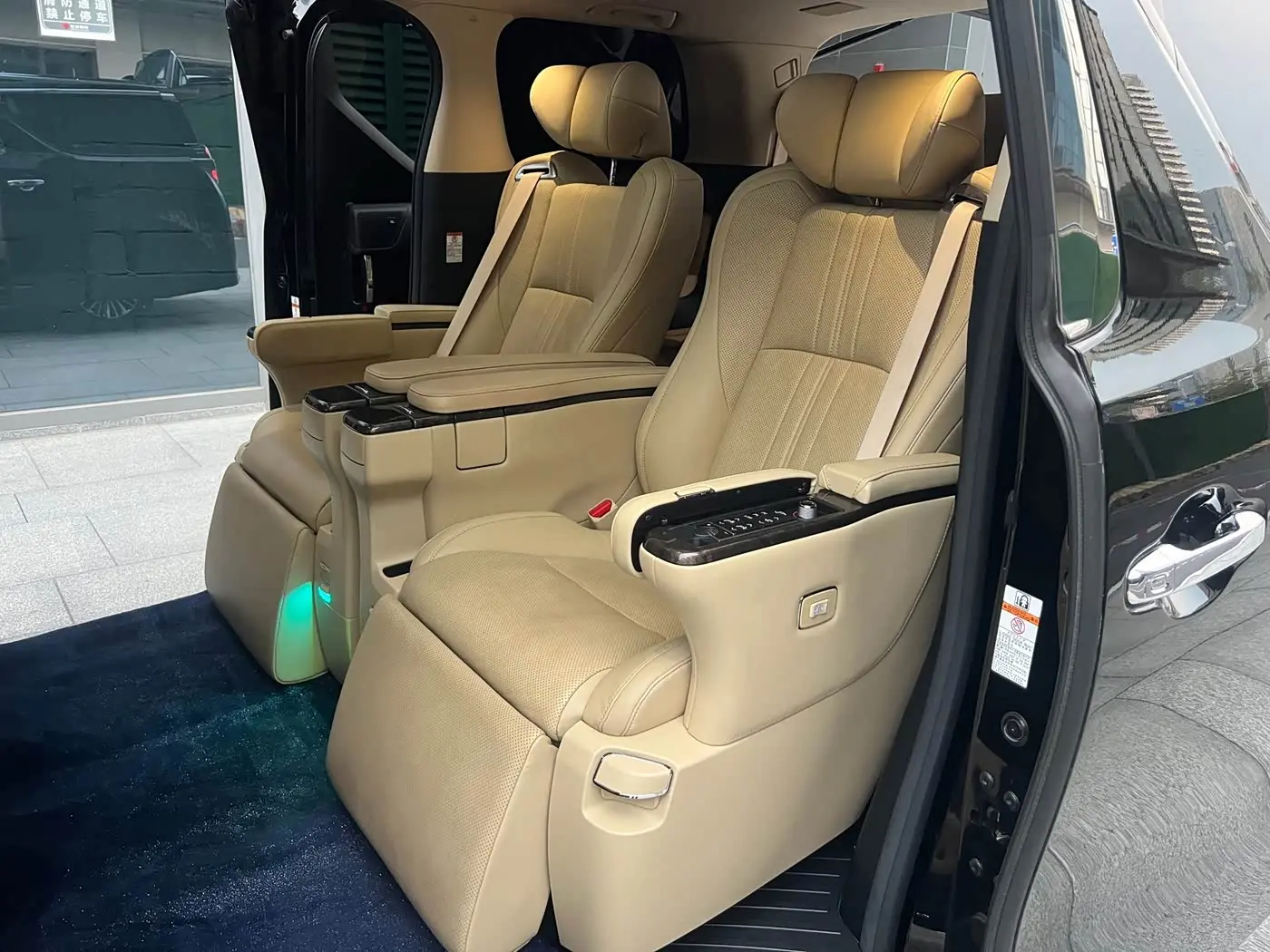 Toyota Vellfire 2020 — Photo 10/18