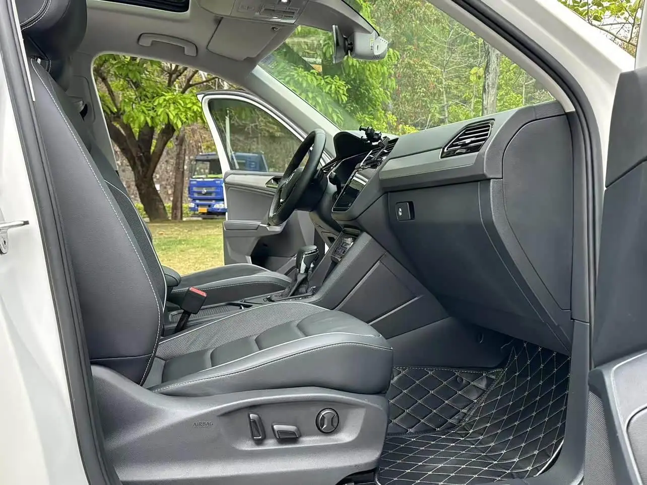 Volkswagen Tiguan L PHEV 2021 — Photo 7/18